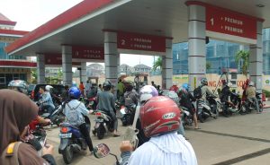 ANTRI. Pengendara sepeda motor antri di Stasiun Pengisian Bahan bakar Umum (SPBU). Kenaikan harga bahan bakar minyak (BBM) menjadi pemicu terjadinya inflasi pada Juni 2013 sebesar 1,03 Persen    