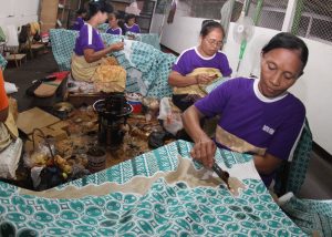 PRODUKSI BATIK MENINGKAT. Sejumlah pekerja menyelesaikan pembuatan batik di Kampung Batik Laweyan, Solo, Jateng (1/7). Sejumlah pengusaha batik mulai meningkatkan produksi hingga 50 persen dari biasanya 400 potong perhari menjadi 600 potong perhari jelang Ramadan.