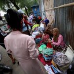 Pedagang pakaian bekas yang membuka lapak di pinggir jalan melayani pembeli di Jl. D.I. Panjaitan, Yogyakarta