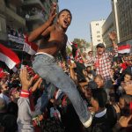 PENGUNJUK rasa yang menentang Presiden Mesir Muhammad Mursi berkumpul di Lapangan Tahrir Kairo meluapkan hiruk pikuk usai militer Mesir melakukan kudeta, Rabu (3/7).