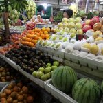 PERMINTAAN BUAH MENINGKAT. Seorang pedagang buah menanti pembeli. Permintaan buah-buah di pasar buah di Kota Medan menjelang ramadhan mengalami peningkatan seiring meningkatnya permintaan konsumen. 