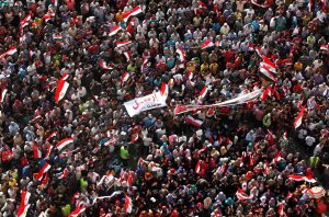 BERGOLAK. Pengunjuk rasa anti- Mursi membawa spanduk bertuliskan "pergi" sementara meneriakkan yel-yel anti-Mursi dan anti- Ikhwanul Muslimin di Lapangan Tahrir, Kairo, Mesir, Jumat (28/6). Otoritas keagamaan Mesir yang berkuasa mengingatkan kemungkinan terjadinya "perang sipil" dan menyerukan untuk tetap tenang setelah seorang anggota Ikhwanul Muslimin terbunuh menjelang aksi protes besar-besaran untuk mendesak berhentinya Presiden Mursi.