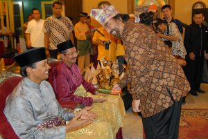 Ketua Umum Nasdem Surya Paloh menepungtawari Gatot dan Tengku Erry. (Jurnal Asia | Baringin)  