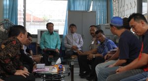 Dialog. Perwakilan narapidana menjelaskan pemicu kerusuhan di Lapas Klas I Tanjung Gusta yang menyebabkan lima orang tewas saat berdialog dengan Menteri Hukum dan HAM, Amir Syamsudin serta Muspida Plus Sumut di Medan, Jumat (12/7).