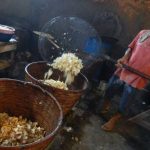 PEKERJA mengerjakan proses pembuatan keripik singkong di rumah industri keripik singkong, Desa Tuntungan, Deli Serdang, Sumatera Utara, Kamis (3/5) lalu. Sebagian pengusaha keripik singkong kesulitan mengembangkan usahanya kerena keterbatasan modal.
