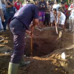 DIBONGKAR. Beberapa menimbun kembali kuburan yang dibongkar di Dusun Huta III Desa Senio Kecamatan Gunung Malela Kabupaten Simalungun Sumatera Utara.