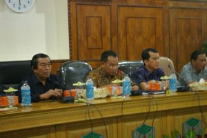 BATAL KUNKER. (dari kiri-kanan) Ketua DPRD Sumut, Saleh Bangun, Walikota Binjai, Idaham, serta anggota dewan lainnya memaparkan jumlah dana Bantuan Daerah Bawahan (BDB). Tim kunker membatalkan peninjauan sejumlah proyek karena jumlahnya bermasalah.