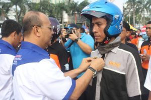 FOTO HEadLIne__27-Plt Walikota memasangkan helm pada acara pelopor keselamatan berkendaraan