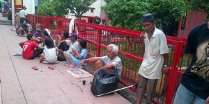KIRI____Jejeran Pengemis Harapkan Sebuah Ampao Dari Pengunjung Vihara yang Akan Melakukan Sembahyang
