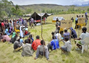 Warga pedalaman menggunakan hak pilihnya pada Pemilu Legislatif di TPS Lapangan Kampung Pike, Distrik Pesugi, Jayawijaya, Papua, Rabu (9/4).
