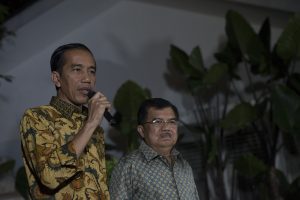 Presiden dan Wakil Presiden terpilih, Joko Widodo (kiri) dan Jusuf Kalla (kanan) memberikan keterangan pers di halaman Rumah Dinas Gubernur DKI Jakarta di Taman Suropati Nomor 7, Jakarta, Kamis (21/8) malam.