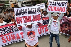 Pengunjuk rasa mengatasnamakan Aliansi Masyarakat Merah Putih, berunjuk rasa di depan kantor KPU Sumut, di Medan, Rabu (20/8).