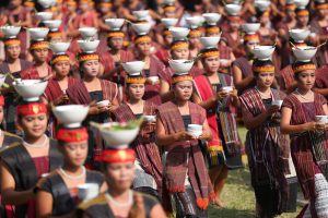 Ratusan pelajar membawakan tarian tradisional Batak bernama Tari Cawan dalam acara pembukaan Festival Danau Toba di Balige, Toba Samosir, Sumut, Rabu (17/9).