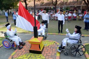 Sejumlah siswa difabel mengikuti upacara bendera ketika memperingati HUT Ke-69 Kemerdekaan RI di SLB YPAC Surabaya, Jatim, Senin (8/8)