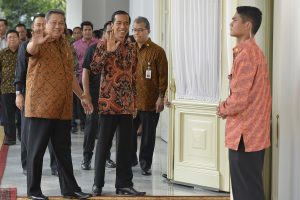 Presiden Susilo Bambang Yudhoyono (kiri) dan Presiden terpilih Joko Widodo (kedua kiri) melambaikan tangan kepada wartawan di Istana Merdeka, Jakarta, Minggu (19/10).