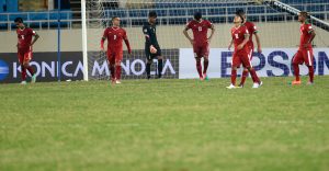 Ekspresi sejumlah pesepak bola timnas Indonesia sesuai dikalahkan Filipina pada pertandingan penyisihan Piala AFF 2014 Grup A di Stadion My Dinh, Hanoi, Selasa (25/11).