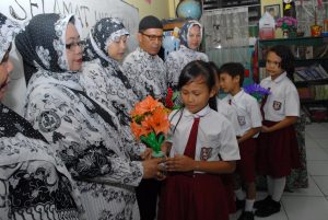 Sejumlah siswa/i SD Negeri 1 Tanah Tinggi memberikan bingkisan prakarya kepada seorang guru, Tanah Tinggi, Tangerang, Banten, Selasa (25/11).  Sejumlah siswa/i SD Negeri 1 Tanah Tinggi memberikan bingkisan prakarya kepada seorang guru, Tanah Tinggi, Tanger
