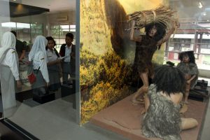 Sejumlah pelajar melihat salah satu koleksi Museum Negeri Sumatera Utara, di Medan, Rabu (10/9).