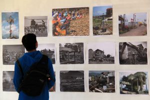 Pengunjung menyaksikan foto bencana gempa dan tsunami yang melanda Aceh pada 26 Desember 2004 lalu  dalam Pameran dan Festival Kebudayaan Aceh dan Jepang di gedung Escape Building, banda Aceh, Senin (22/12).