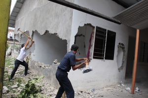 Petugas PT. Kereta Api Indonesia (KAI) membongkar rumah warga ketika berlangsungnya penertiban bangunan yang terletak di pinggiran rel Jalan Timah Medan, Sumut, Selasa (25/11)