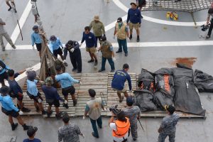 Tim Penyelam TNI AL yang tergabung dalam operasi pencarian dan evakuasi korban pesawat AirAsia QZ-8501 berhasil mengevakuasi lagi 4 jenazah, terdir