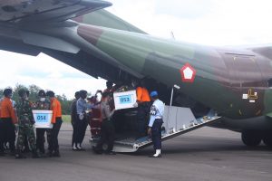 Petugas mengusung sepuluh jenazah korban jatuhnya pesawat AirAsia QZ 8501 yang enam diantaranya ditemukan Kamis (22/1) dan empat jenazah ditemukan hari ini untuk diberangkatkan ke Surabaya menggunakan Pesawat CN 295 milik TNI AU di Lanud Iskandar Pangkalan