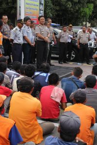 Kapolresta Medan Kombes Pol Nico Afinta (tengah) memberikan pengarahan kepada para juru parkir liar yang diamankan jajarannya, di Mapolresta Medan, Sumut, Kamis (22/1).