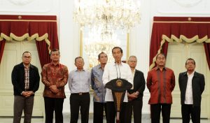 Presiden Joko Widodo memberikan kterangan pers di Istana Merdeka, Minggu (25/1)