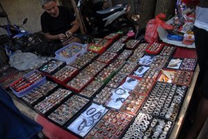 Pedagang menggelar aneka batu mulia dagangannya, di Pasar 17 Agustus, Pamekasan, Jatim, Kamis (5/2).