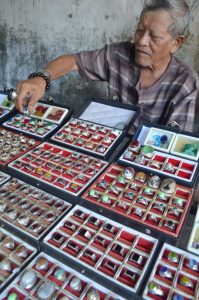 Penjual menata berbagai jenis batu akik di Pasar Batanghari, Kota Madiun, Jatim, Rabu (4/2).