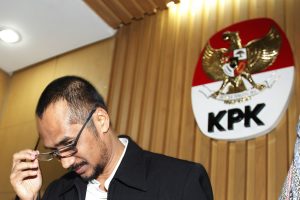 Ketua Komisi Pemberantasan Korupsi (KPK), Abraham Samad melepas kacamatanya usai menggelar jumpa pers terkait penetapannya sebagai tersangka dugaan pemalsuan dokumen di Gedung KPK, Jakarta, Selasa (17/2) malam.