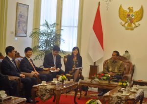 Presiden Joko Widodo (kanan) bedialog dengan Ketua Komisi Bidang Politik dan hukum Partai Komunis China (CPC) Meng Jianzhu (kedua kiri) saat pertemuan di Istana Negara, Jakarta, Selasa (3/2).