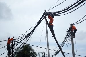 Petugas PLN memeriksa kabel jaringan listrik di kawasan Kota Tua, Jakarta, Selasa (27/1).