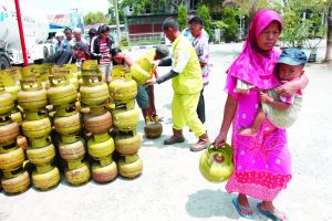 Warga membeli gas elpiji ketika digelar operasi pasar elpiji 3kg, di Binjai, Sumatera Utara, Kamis (5/3).