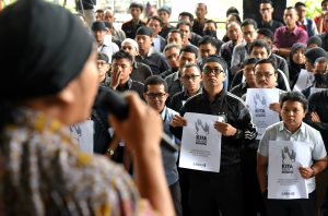 Ratusan pegawai Komisi Pemberantasan Korupsi (KPK) melakukan aksi damai di halaman gedung KPK, Jakarta,