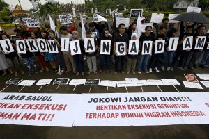 Komunitas Buruh Migran Indonesia melakukan aksi keprihatinan terkait hukuman mati dua buruh migran Indonesia oleh pemerintah Arab Saudi di depan Istana Merdeka, Jakarta, Jumat (17/4).
