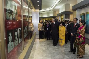 Presiden Joko Widodo (kedua kanan) bersama Ibu Negara Ny Iriana Joko Widodo (kanan) beserta Perdana Menteri Malaysia Dato Seri Najib Tun Abdul Razak (ketiga kiri) dan Ny Datin Paduka Seri Hajjah Rosmah binti Mansor (keempat kiri) mengunjungi Museum Konfere