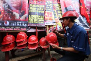 Buruh menyiapkan atribut aksi demo hari buruh atau "May day" di sekretariat KASBI di Batuceper, Tangerang, Banten, Rabu (29/4). Untuk menggelar aksi Hari Buruh Sedunia pada 1 Mei, para buruh di Kota Tangerang telah menyiapkan spanduk, bendera, helm, dan pamflet dengan tuntutan perbaikan kesejahteraan buruh. ANTARA FOTO/Rivan Awal Lingga/ed/Spt/15