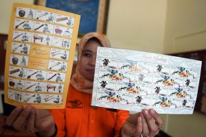 Petugas menunjukan dua prangko seri terbaru yang diterbitkan oleh PT Pos Indonesia (Persero) di Jakarta,