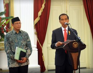 Presiden Joko Widodo didampingi Menag Lukman Hakim Saifuddin (kiri) memberikan Keterangan Pers terkait penurunan Biaya Perjalanan Ibadah Haji Tahun 2015 di Istana Merdeka. Jakarta, Rabu (27/5). ANTARA FOTO/Setpres/Rifki/nz/15