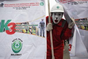 Seorang pemain pantomim melakukan kampanye Keselamatan dan Kesehatan Kerja (K3) di Bundaran HI, Jakarta, Minggu (3/1). Kegiatan tersebut untuk meningkatkan kesadaran masyarakat khususnya bagi pekerja dan perusahaan akan pentingnya K3. ANTARA FOTO/Sigid Kurniawan/pd/15.