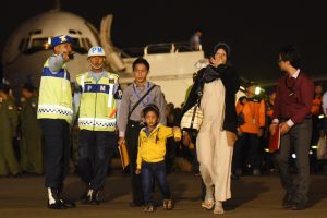 Sejumlah WNI yang selamat dari gempa Nepal tiba di Lanud Halim Perdana Kusuma, Jakarta, Rabu (6/5). Sebanyak 26 WNI beserta relawan dan tim evakuasi tiba dengan pesawat Boeing 737-400 milik TNI AU. ANTARA FOTO/Akbar Nugroho Gumay/nz/15