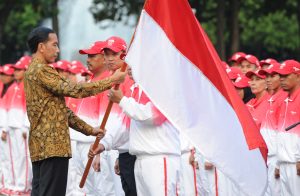 Presiden Joko Widodo melepas atlet Indonesia yang akan berlaga pada SEA Games ke-28 di Singapura, 5-16 Juni 2015 di halaman Istana Merdeka, Jakarta, Selasa (26/5). Presiden memberi selamat dan penghargaan serta apresiasi kepada para atlet yang terpilih mewakili bangsa dan negara di SEA Games. ANTARA FOTO/Sepres/15