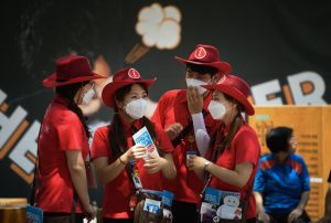 Seoul, Korea Selatan - Sukarelawan asisten turis yang mengenakan masker berkumpul di area perbelanjaan populer Myeongdong di Seoul pada 4 Juni 2015. Organisasi Pariwisata Korea (KTO) melaporkan bahwa sekitar 7.000 turis - sebagian besar dari Tiongkok dan Taiwan - membatalkan rencana perjalanan rombongan ke Korea Selatan, mengutip wabah MERS sebagai alasan utamanya, kata seorang juru bicara KTO. AFP PHOTO / Ed Jones