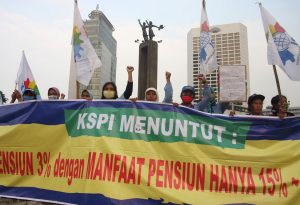 Sejumlah buruh dari Gerakan Buruh Indonesia (GBI) dan KSPI melakukan aksi unjuk rasa menolak peraturan pemerintah soal jaminan hari tua di Bundaran Hotel Indonesia, Jakarta Pusat, Jumat (3/7). Dalam orasinya mereka menolak secara tegas Peraturan Pemerintah no 46 Tahun 2015 terkait Jaminan Hari Tua (JHT) yang telah diberlakukan oleh Menaker dan BPJS Ketenagakerjaan. ANTARA FOTO/Reno Esnir/ed/ama/15.