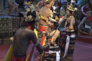 Seniman menampilkan tarian tradisional dalam pergelaran kesenian partisipasi Provinsi Nusa Tenggara Timur di Pesta Kesenian Bali (PKB) ke-37 di Taman Budaya Denpasar, Selasa (30/6). Tarian tradisional tersebut merupakan tarian perang di NTT. ANTARA FOTO/Wira Suryantala/nym/foc/15.