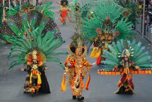 Sejumlah peserta anak - anak mengikuti Jember Fashion Carnaval (JFC) Kids di Jember, Jawa Timur, Kamis (27/8). JFC Kids ke-14 tersebut diikuti 440 peserta dengan sepuluh defile, yaitu Majapahit, Ikebana, Fossil, Parrot, Circle, Pegasus, Lion Fish, Egypt, Melanesia dan Reog. ANTARA FOTO/Seno/ama/15.