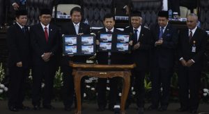 Ketua DPR Setya Novanto (tengah) bersama Menteri Komunikasi dan Informatika Rudiantara (ketiga kiri) menunjukan Perangko edisi HUT ke-70 DPR didampingi Wakil Ketua DPR Taufik Kurniawan (kiri), Fadli Zon (kedua kiri), Agus Hermanto (ketiga kanan), Fahri Hamzah (kedua kanan) dan Direktur Utama PT Pos Indonesia Poernomo (kanan) saat peluncuran di Kompleks Parlemen Senayan, Jakarta, Jumat (28/8). PT Pos bekerja sama dengan DPR mengeluarkan perangko edisi HUT ke-70 DPR. ANTARA FOTO/Hafidz Mubarak A./kye/15