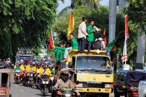Mahasiswa menggelar aksi konvoi di Lhokseumawe, Provinsi Aceh. Jumat (14/8). Aksi konvoi yang dilakukan Aliansi Mahasiswa dan Rakyat Pase diselenggarakan dalam rangka memperingati 10 tahun perdamaian Aceh. ANTARA FOTO/Rahmad/kye/15