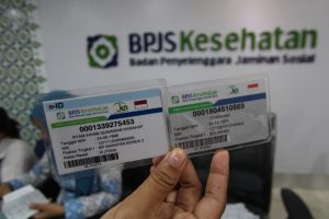 Petugas memperlihatkan kartu BPJS Kesehatan elektronik identitas (e-ID) dan kartu peserta BPJS Kesehatan di kantor BPJS Medan, Sumatera Utara, Selasa (8/9). BPJS Kesehatan menerbitkan elektronik identitas (e-ID) yang memuat identitas peserta BPJS Kesehatan secara online dengan fungsi yang sama untuk mempermudah layanan peserta di fasilitas kesehatan. ANTARA FOTO/Septianda Perdana/kye/15